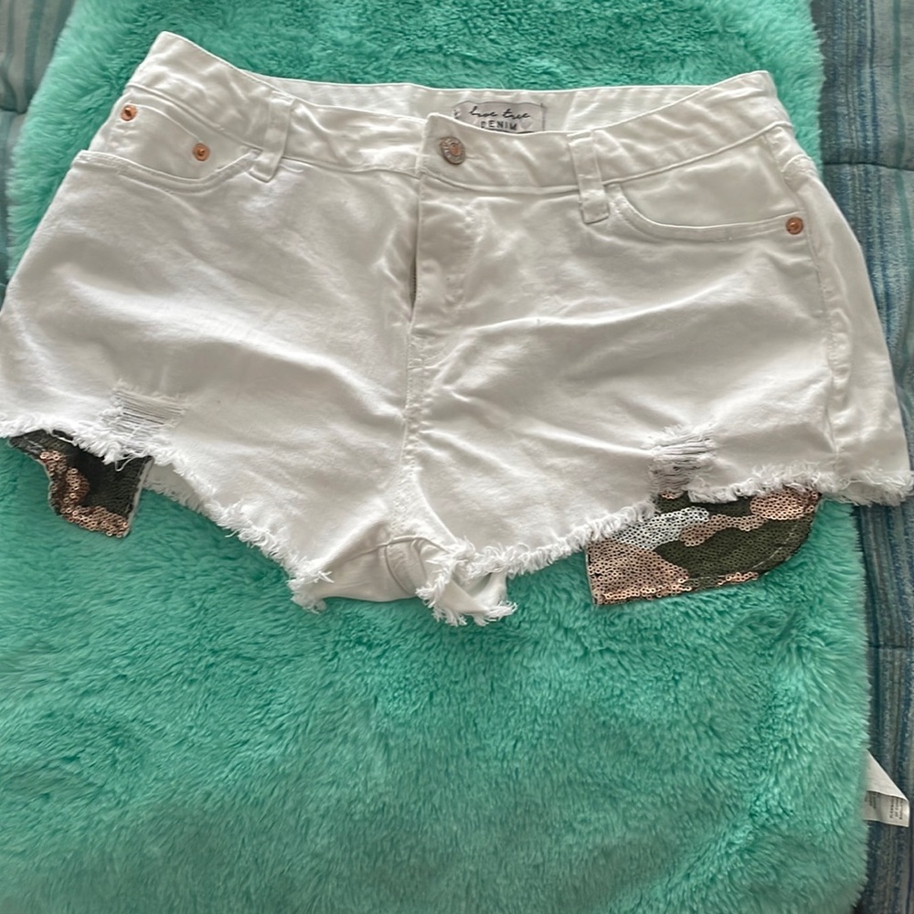Medium white short shorts with sequence pockets